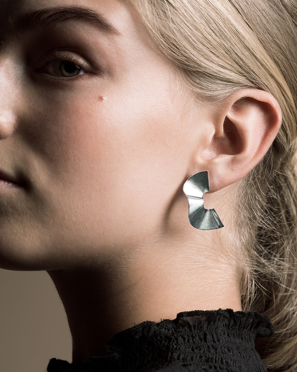 Alluring Earrings round - Lindroos